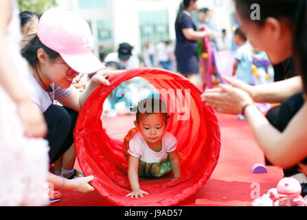 Hengshui. Il 1 giugno, 2017. Un bambino prende parte a un gioco in una piazza di Hengshui University di Hengshui, nel nord della Cina di nella provincia di Hebei, 1 giugno 2017, per celebrare la celebra la Giornata Internazionale dell'infanzia. Credito: Zhu Xudong/Xinhua/Alamy Live News Foto Stock