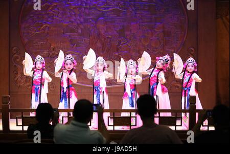 Shijiazhuang. Il 1 giugno, 2017. Gli alunni eseguire Cinese tradizionale opera in corrispondenza di un centro culturale e artistico della contea di Xianghe, nel nord della Cina di nella provincia di Hebei, 1 giugno 2017, per celebrare la celebra la Giornata Internazionale dell'infanzia. Credito: Wang Xiao/Xinhua/Alamy Live News Foto Stock