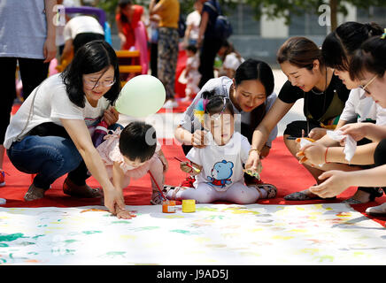 Hengshui. Il 1 giugno, 2017. I bambini e i genitori la vernice a plaza di Hengshui University di Hengshui, nel nord della Cina di nella provincia di Hebei, 1 giugno 2017, per celebrare la celebra la Giornata Internazionale dell'infanzia. Credito: Zhu Xudong/Xinhua/Alamy Live News Foto Stock