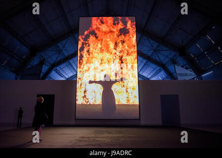 Amburgo, Germania. Il 1 giugno, 2017. Video installazione e artista Bill Viola raffigurato all'Deichtorhallen di Amburgo (Germania), 1 giugno 2017. La mostra 'Bill Viola - Installationen' scorre dal 2 giugno · 10 settembre 2017. Foto: Axel Heimken/dpa/Alamy Live News Foto Stock