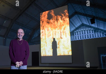Amburgo, Germania. Il 1 giugno, 2017. Video installazione e artista Bill Viola raffigurato all'Deichtorhallen di Amburgo (Germania), 1 giugno 2017. La mostra 'Bill Viola - Installationen' scorre dal 2 giugno · 10 settembre 2017. Foto: Axel Heimken/dpa/Alamy Live News Foto Stock