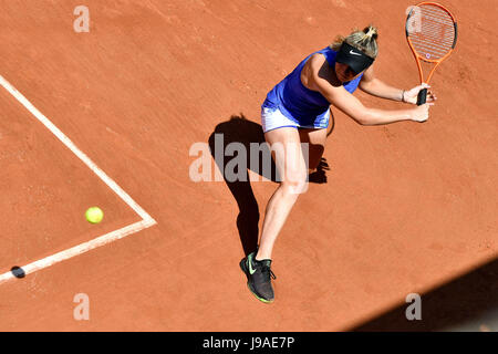 Parigi, Francia. Il 1 giugno, 2017. Elina Svitolina dell Ucraina ritorna la sfera di Tsvetana Pironkova di Bulgaria durante le Donne Singoli Secondo turno la corrispondenza alla Open di Francia di Tennis Tournament 2017 a Parigi in Francia il 1 giugno 2017. Credito: Chen Yichen/Xinhua/Alamy Live News Foto Stock