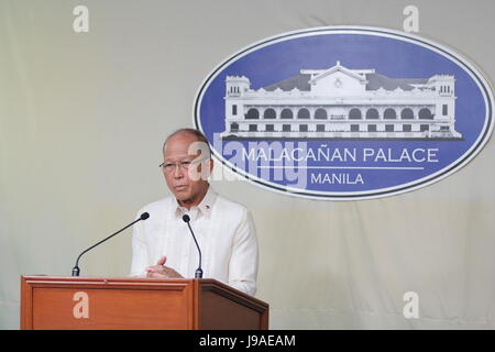 Manila Manila. Il 1 giugno, 2017. Delfin Lorenzana, Segretario alla difesa delle Filippine, parla nel corso di una conferenza stampa tenutasi a Manila, Giugno 1, 2017. In un caso di apparente "friendly fire", filippino incursioni aeree militari volti a militanti islamisti 'Maute' nella città meridionale di Marawi ucciso 11 i soldati feriti e altri sette, di difesa e di funzionari militari ha detto giovedì. Credito: Wang Yu/Xinhua/Alamy Live News Foto Stock