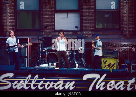 New York, NY, STATI UNITI D'AMERICA. Il 30 maggio 2017. Audioslave, Tim Commerford, Chris Cornell, Brad Wilk, Tom Morello, il Late Show con David Letterman, Ed Sullivan Theater, Novembre 25, 2002 retrospettiva per Chris Cornell retrospettiva, New York, NY Maggio 30, 2017. Credito: Kristin Callahan/Everett raccolta/Alamy Live News Foto Stock