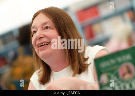 Hay Festival 2017 - Hay on Wye, Wales, UK - Giugno 2017 - autore Alison Weir firma le copie del suo libro Anne Boleyn - Un'ossessione del Re nella libreria del Festival - Steven May/Alamy Live News Foto Stock