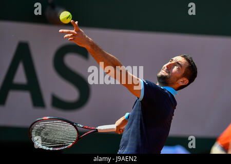 Parigi, Francia. Il 1 giugno, 2017. Marin CILIC di Croazia serve durante gli Uomini Singoli Secondo turno il match contro Konstantin Kravchuk della Russia all'Open di Francia di Tennis Tournament 2017 a Parigi, in Francia, il 1 giugno 2017. Credito: Chen Yichen/Xinhua/Alamy Live News Foto Stock
