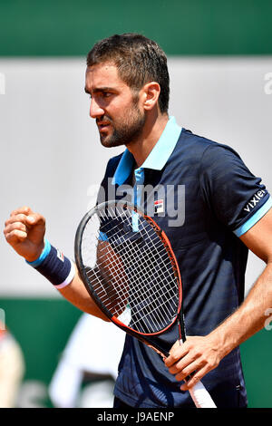 Parigi, Francia. Il 1 giugno, 2017. Marin CILIC di Croazia celebra dopo la Uomini Singoli Secondo turno il match contro Konstantin Kravchuk della Russia all'Open di Francia di Tennis Tournament 2017 a Parigi, in Francia, il 1 giugno 2017. Credito: Chen Yichen/Xinhua/Alamy Live News Foto Stock