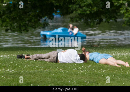 Londra, Regno Unito. Il 1 giugno, 2017. Persone snoozing in Hyde Park in un giorno caldo e soleggiato nella capitale Credito: amer ghazzal/Alamy Live News Foto Stock