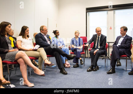 Kingston, Regno Unito. Il 1 giugno, 2017. Tim Farron, il gruppo del Partito europeo dei liberali democratici leader e Nick Clegg soddisfare un 'Brexit Support Group" istituito dopo il referendum per i membri del personale della Unione Europea in occasione di una visita a Kingston ospedale locale con il gruppo del Partito europeo dei liberali democratici candidati ed Davey e Sarah Olney. Credito: Mark Kerrison/Alamy Live News Foto Stock