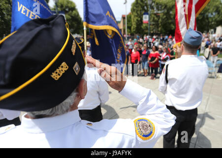 Napa Valley, CA, Stati Uniti d'America. 29 Maggio, 2017. Un membro della American Legion Post 113 Guardia d'onore saluta durante la presentazione dei colori presso il Memorial Day cerimonie che si sono svolte a Veterans Memorial Park in Downtown Napa lunedì. Il Memorial Day osservanze si sono tenute in tutta la Valle di Napa, comprese American Canyon, Yountville, Sant'Elena e Calistoga. Credito: Napa Valley Register/ZUMA filo/Alamy Live News Foto Stock