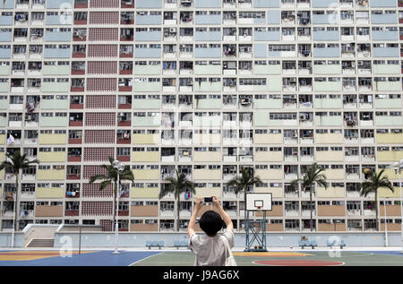 Hong Kong, Cina. Il 17 maggio 2017. Un turista prende le foto di Choi Hung Estate in Hong Kong, Cina del Sud, 17 maggio 2017. Quest anno ricorre il ventesimo anniversario di il ritorno di Hong Kong alla madrepatria. Credito: Liu Yun/Xinhua/Alamy Live News Foto Stock