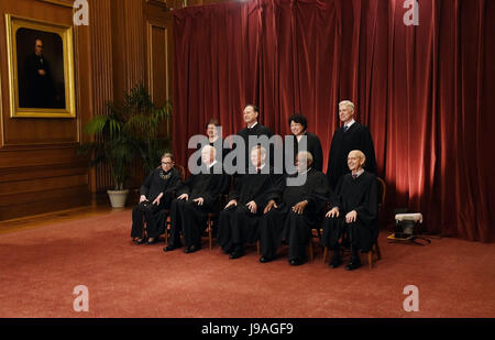 I membri della Corte suprema degli Stati Uniti posano per una foto di gruppo presso la corte suprema su 1 giugno 2017 a Washington, DC. Bancata anteriore. Seduti da sinistra, associare la giustizia Ruth Bader Ginsburg, associare la giustizia Antonio M. Kennedy, Capo della Giustizia degli Stati Uniti John G. Roberts, associare la giustizia Clarence Thomas e associare la giustizia Stephen Breyer e in piedi dietro da sinistra, associare la giustizia Elena Kagan, associare la giustizia Samuel Alito Jr., associare la giustizia Sonia Sotomayor e associare la giustizia Neil Gorsuch. Credito: Olivier Douliery/Piscina via CNP /MediaPunch Foto Stock