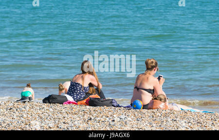 Persone che si oziano su una spiaggia in un caldo Summers giorno nel Regno Unito. Foto Stock