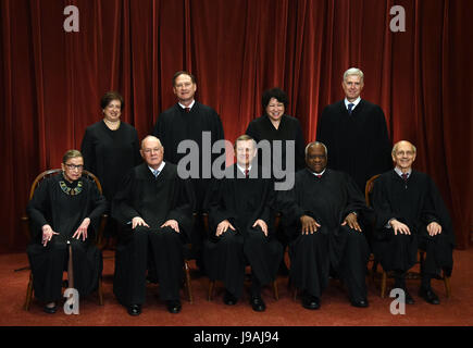 I membri della Corte suprema degli Stati Uniti posano per una foto di gruppo presso la corte suprema su 1 giugno 2017 a Washington, DC. Bancata anteriore. Seduti da sinistra, associare la giustizia Ruth Bader Ginsburg, associare la giustizia Antonio M. Kennedy, Capo della Giustizia degli Stati Uniti John G. Roberts, associare la giustizia Clarence Thomas e associare la giustizia Stephen Breyer e in piedi dietro da sinistra, associare la giustizia Elena Kagan, associare la giustizia Samuel Alito Jr., associare la giustizia Sonia Sotomayor e associare la giustizia Neil Gorsuch. Credito: Olivier Douliery / Pool via CNP - nessun filo servizio · Foto: Olivie Foto Stock