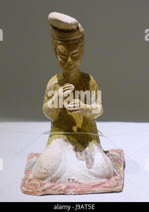 Seduto musicisti femmina, la figura 1 di 6, in Cina la dinastia Tang, settimo secolo, smalto di paglia con dipinto di ornamento Matsuoka Museum of Art Tokyo, Giappone DSC07288 Foto Stock