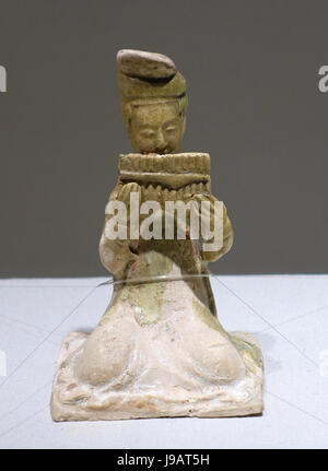 Seduto musicisti femmina, la figura 3 di 6, in Cina la dinastia Tang, settimo secolo, smalto di paglia con dipinto di ornamento Matsuoka Museum of Art Tokyo, Giappone DSC07290 Foto Stock