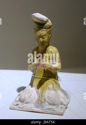 Seduto musicisti femmina, la figura 6 di 6, in Cina la dinastia Tang, settimo secolo, smalto di paglia con dipinto di ornamento Matsuoka Museum of Art Tokyo, Giappone DSC07293 Foto Stock