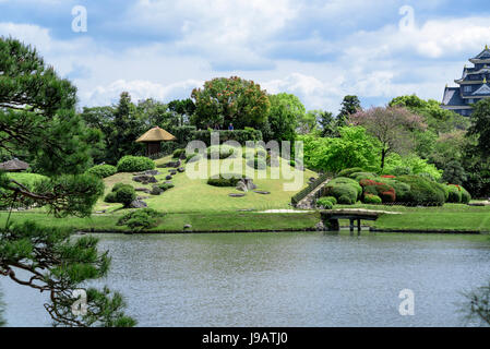 Giardino Korakuen Okayama, Sawa-no-ike stagno, Yuishinzan Hill.tipico giardino giapponese Foto Stock