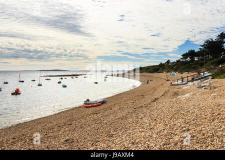 Spiaggia di ciottoli a Ringstead, Dorset, England, Regno Unito, barche a vela ormeggiata nella baia Foto Stock