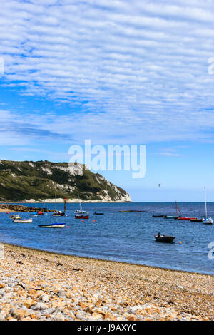 Barche a vela ormeggiata nella baia Ringstead, Dorset, England, Regno Unito, su una soleggiata giornata estiva Foto Stock