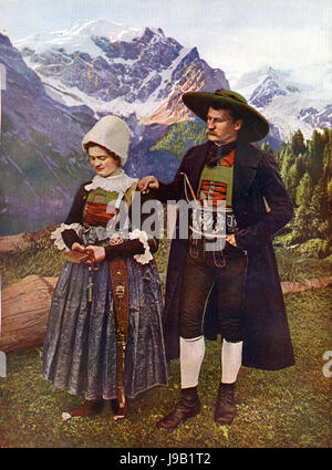 Pustertaler Bauernpaar auf dem Kirchgange Foto Stock