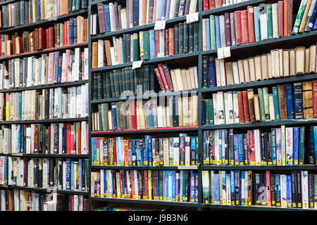 Libri sugli scaffali di una vecchia biblioteca, Londra, Regno Unito Foto Stock