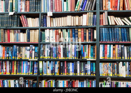 Libri sugli scaffali di una vecchia biblioteca, Londra, Regno Unito Foto Stock