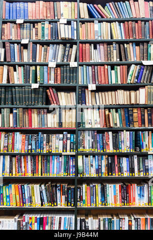 Libri sugli scaffali di una vecchia biblioteca, Londra, Regno Unito Foto Stock