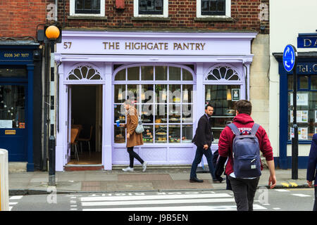 La Highgate dispensa, una pasticceria nel villaggio di Highgate, London, Regno Unito Foto Stock