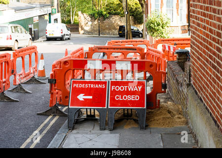 Rosso e bianco marcatori di avvertimento, coni e scherma, sentiero chiusa per riparazioni a Islington, a nord di Londra, Regno Unito Foto Stock