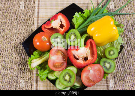 Varicolored ortofrutticoli giacciono su un piatto di portata Foto Stock