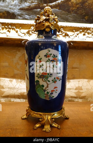 Vaso in stile Chinoiserie un brano Waddesdon Manor Buckinghamshire, Inghilterra DSC07693 Foto Stock