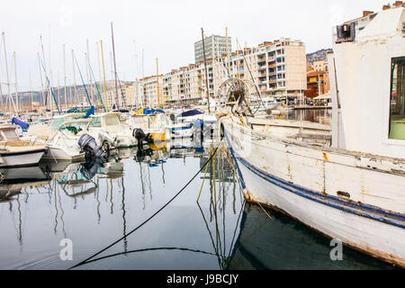 Barche da pesca e diporto condividono la marina nella città di porto di Tolone, Francia. Foto Stock