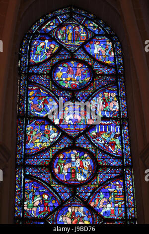 Una vetrata colorata dalla Cattedrale di Chartres, raffigurante disegni intricati e colori vivaci tipici dell'arte gotica, che mostra temi religiosi e artistici. Foto Stock