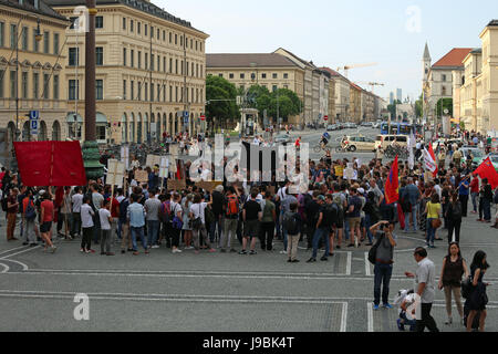 Monaco di Baviera, Germania. 31 Maggio, 2017. Centinaia di persone si sono radunate sul Monaco di Baviera Odeonsplatz per protestare contro le deportazioni. La manifestazione dovrebbe avere luogo presso l'aeroporto, ma la deportazione volo per l'Afghanistan è stato annullato a causa di motivi di sicurezza per i lavoratori dell'ambasciata. Credito: Alexander Pohl/Pacific Press/Alamy Live News Foto Stock