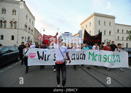 Monaco di Baviera, Germania. 31 Maggio, 2017. Centinaia di persone si sono radunate sul Monaco di Baviera Odeonsplatz per protestare contro le deportazioni. La manifestazione dovrebbe avere luogo presso l'aeroporto, ma la deportazione volo per l'Afghanistan è stato annullato a causa di motivi di sicurezza per i lavoratori dell'ambasciata. Credito: Alexander Pohl/Pacific Press/Alamy Live News Foto Stock