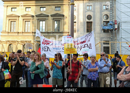 Monaco di Baviera, Germania. 31 Maggio, 2017. Centinaia di persone si sono radunate sul Monaco di Baviera Odeonsplatz per protestare contro le deportazioni. La manifestazione dovrebbe avere luogo presso l'aeroporto, ma la deportazione volo per l'Afghanistan è stato annullato a causa di motivi di sicurezza per i lavoratori dell'ambasciata. Credito: Alexander Pohl/Pacific Press/Alamy Live News Foto Stock