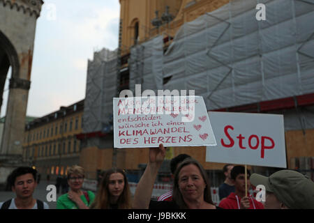 Monaco di Baviera, Germania. 31 Maggio, 2017. Centinaia di persone si sono radunate sul Monaco di Baviera Odeonsplatz per protestare contro le deportazioni. La manifestazione dovrebbe avere luogo presso l'aeroporto, ma la deportazione volo per l'Afghanistan è stato annullato a causa di motivi di sicurezza per i lavoratori dell'ambasciata. Credito: Alexander Pohl/Pacific Press/Alamy Live News Foto Stock