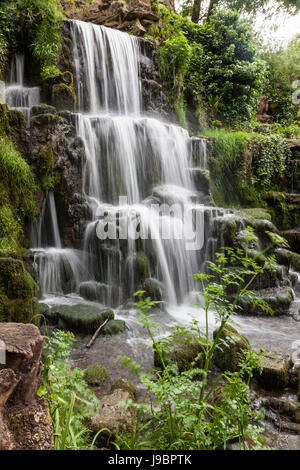 Hamiltons Cascade Waterfall, Bowood Estate, Wiltshire, Inghilterra, Regno Unito Foto Stock