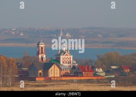 Vista sulla chiesa dei quaranta martiri di Sebaste dalle mura del monastero Goritsky della Dormizione di Pereslavl-Zalesskiy, Krasnojarsk, Russia. Il Foto Stock