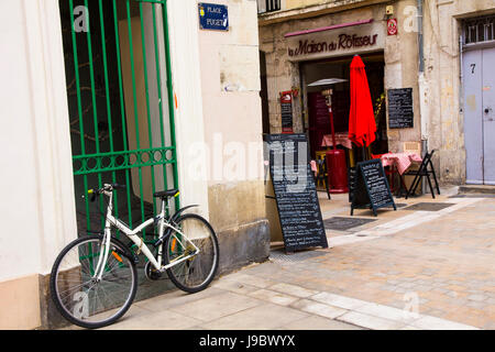 Tipico outdoor cafe e bar nella zona pedonale, Tolone, Francia. Foto Stock