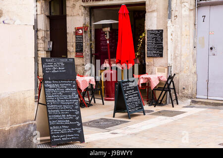 Tipico outdoor cafe e bar nella zona pedonale, Tolone, Francia. Foto Stock