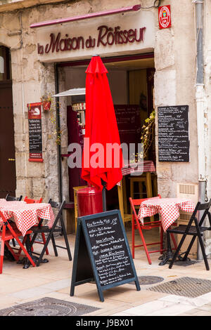 Tipico outdoor cafe e bar nella zona pedonale, Tolone, Francia. Foto Stock