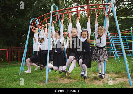 Gli alunni a giocare sul break all'aperto Foto Stock