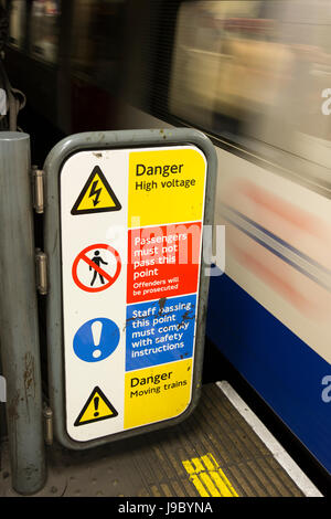 Un Pericolo alta tensione segnale di avvertimento a Piccadilly Circus Station di Londra, Regno Unito Foto Stock