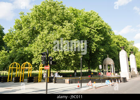 Il giallo delle barriere di sicurezza eretto su Constitution Hill, Green Park, nella scia di attività terroristiche nel Regno Unito Foto Stock