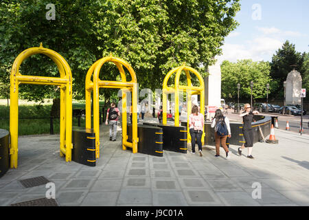 Il giallo delle barriere di sicurezza eretto su Constitution Hill, Green Park, nella scia di attività terroristiche nel Regno Unito Foto Stock