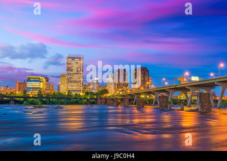 Richmond, Virginia, Stati Uniti d'America skyline del centro sul fiume James. Foto Stock