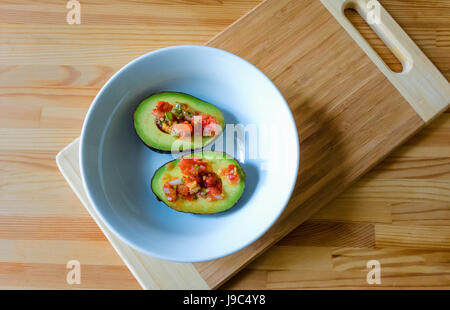 Avocado e salsa fresca in una piccola ciotola bianco Foto Stock