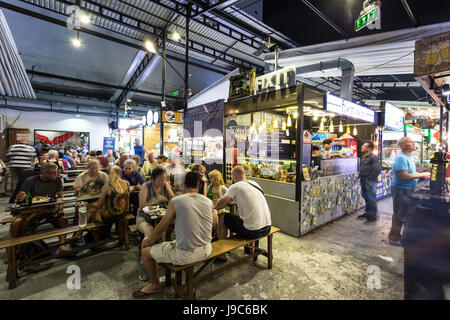 La città di HO CHI MINH, VIETNAM - 10 Aprile 2017: Le persone hanno la cena al coperto Ben Thanh street market alimentare nella città di Ho Chi Minh, Vietnam più grande città f Foto Stock